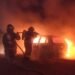 Se incendió por completo un automóvil en el camino central de Susana