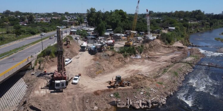 Cascada Saladillo: Provincia está culminando la primera de las dos pantallas de contención para frenar el retroceso