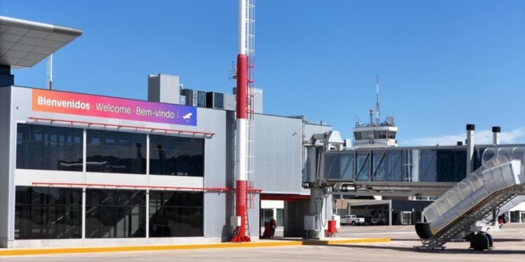 Sin afectar los vuelos comerciales, el Aeropuerto de Rosario realiza trabajos en el sistema de balizamiento