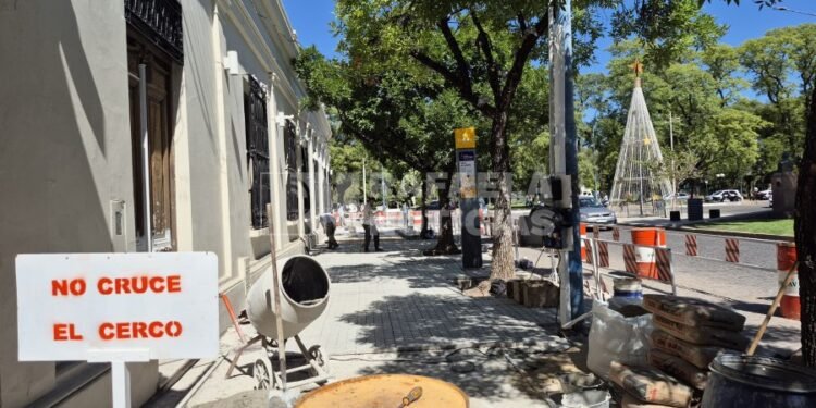 Bv. Santa Fe: avanzan las obras de veredas con renovación cloacal y diseño unificado