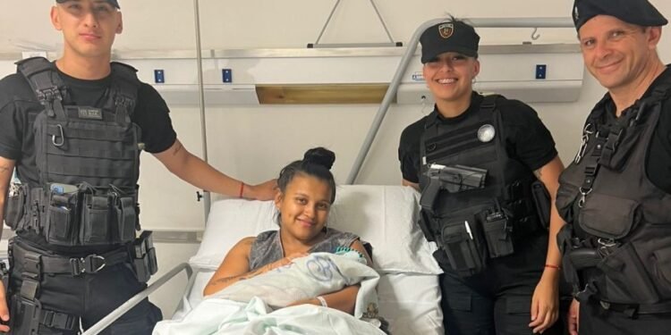 Policías asistieron un parto en las primeras horas del año