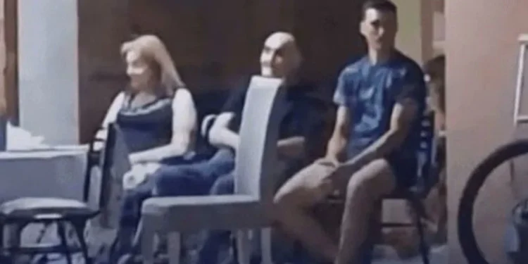 Sentado en la vereda: Lionel Scaloni recibió el Año Nuevo en su casa de Pujato