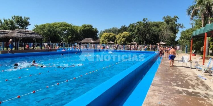 Continúa la colonia de Vacaciones en el Sindicato de la Carne: «El objetivo es que los chicos aprendan natación»