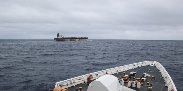 «Piratas del Caribe»: EEUU interceptó petroleros en aguas abiertas y hay máxima tensión con Rusia