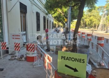 Se puso en marcha nuevamente la reconstrucción de veredas de Bv. Santa Fe