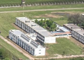 Apuñalaron a un interno de la Cárcel de Las Flores y permanece en terapia intensiva