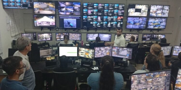 Barrio 30 de octubre: tras el reclamo por seguridad, vecinos visitaron el Centro de Monitoreo