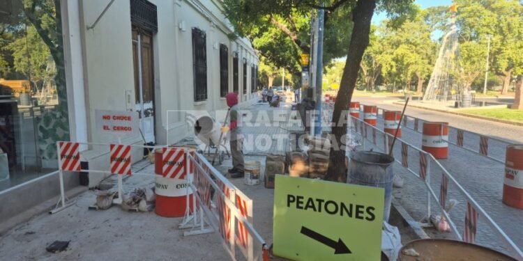 Se puso en marcha nuevamente la reconstrucción de veredas de Bv. Santa Fe