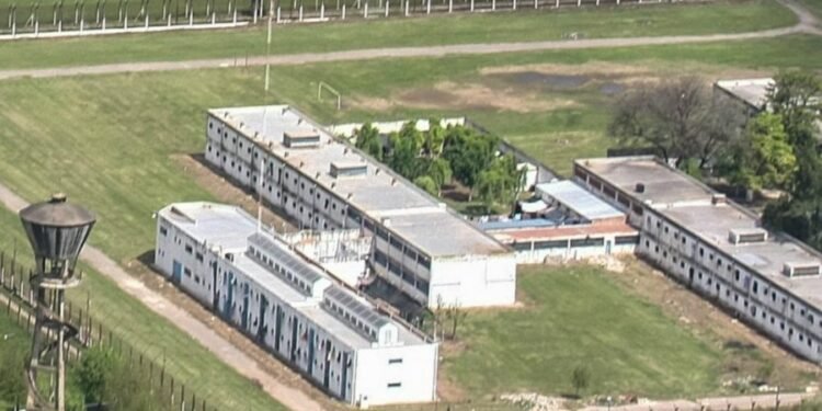 Apuñalaron a un interno de la Cárcel de Las Flores y permanece en terapia intensiva