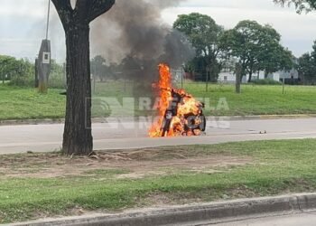 Rafaela: una motocicleta ardió en llamas en Bv. Lehmann