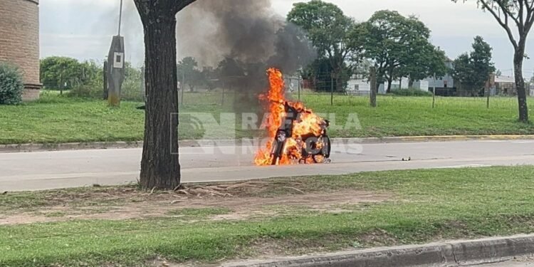 Rafaela: una motocicleta ardió en llamas en Bv. Lehmann