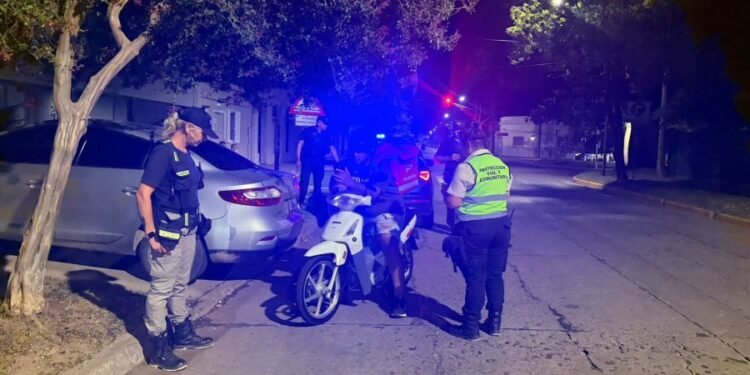 Operativo policial en barrios de Rafaela: 20 personas identificadas y dos motos retenidas