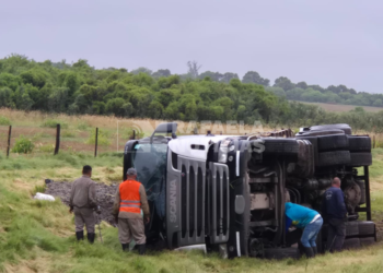 Un camión rafaelino volcó en la Ruta Nacional 34 a la altura del puente de Lehmann