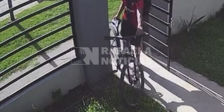 Robó una bicicleta en un descuido, lo buscaron y lo detuvieron en un asentamiento de Rafaela