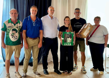 Calvo y Cattaneo visitaron el club Unión de Sunchales y entregaron un desfibrilador en el marco de un proyecto institucional de salud deportiva