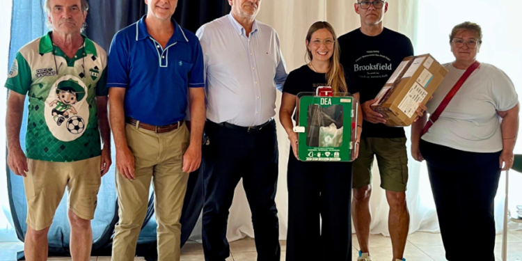 Calvo y Cattaneo visitaron el club Unión de Sunchales y entregaron un desfibrilador en el marco de un proyecto institucional de salud deportiva