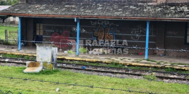 Volvieron a instalarse personas en situación de calle sobre los andenes de la estación de trenes de Rafaela