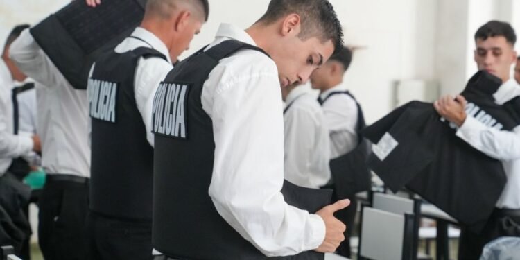 Inversión inédita en seguridad: la Provincia entregó el equipamiento personal a 811 nuevos suboficiales