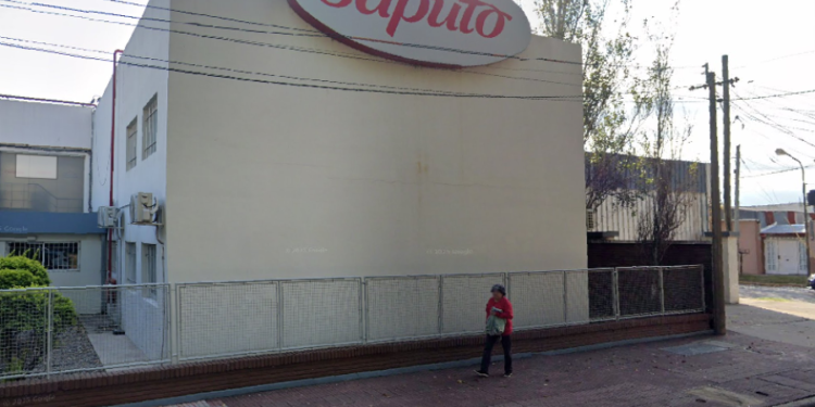 Bomba en el mercado lácteo: un grupo peruano desembolsó 500 millones de dólares para quedarse con el 80% de Saputo Argentina