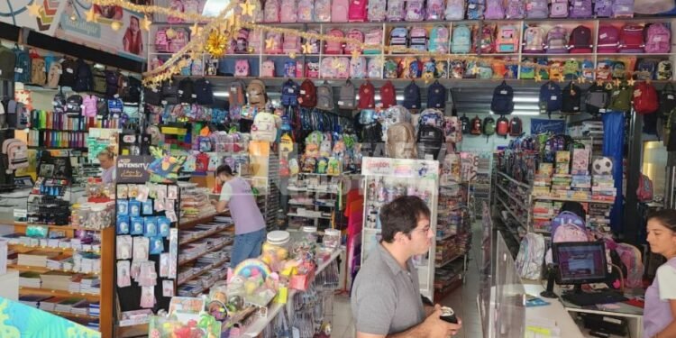 La canasta escolar aumenta menos que la inflación y modifica la forma de comprar útiles