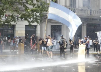 Incidentes por la reforma laboral: gases, explosiones y detenidos en las afueras del Congreso