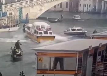 Susto en plena zona turística Venecia: una embarcación perdió el control, tiró turistas al agua y terminó contra un edificio