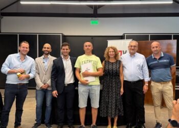 Calvo dijo presente en la entrega de escrituras de viviendas a familias de Rafaela