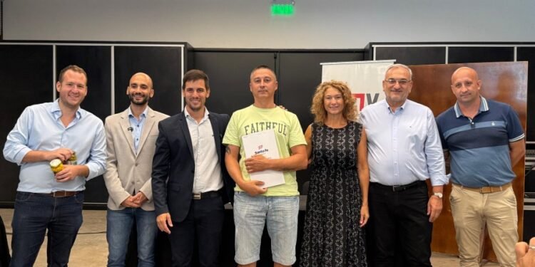 Calvo dijo presente en la entrega de escrituras de viviendas a familias de Rafaela