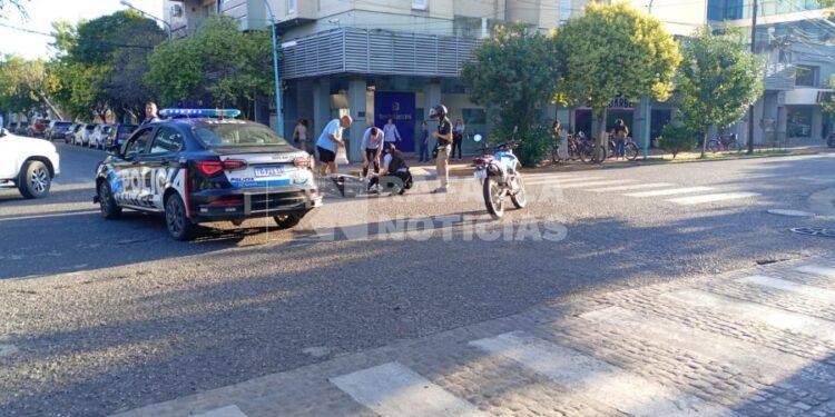 Accidente en Lavalle y Sarmiento: una motociclista resultó lesionada