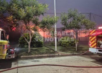 Un voraz incendio consumió una planta industrial en el PAER