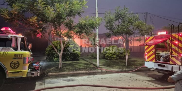 Un voraz incendio consumió una planta industrial en el PAER