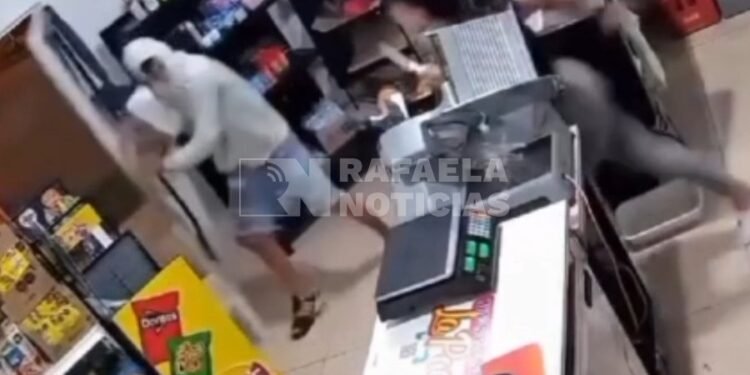 Intentaron asaltar un comercio, amenazaron con un arma y la empleada los ahuyentó con un cuchillo