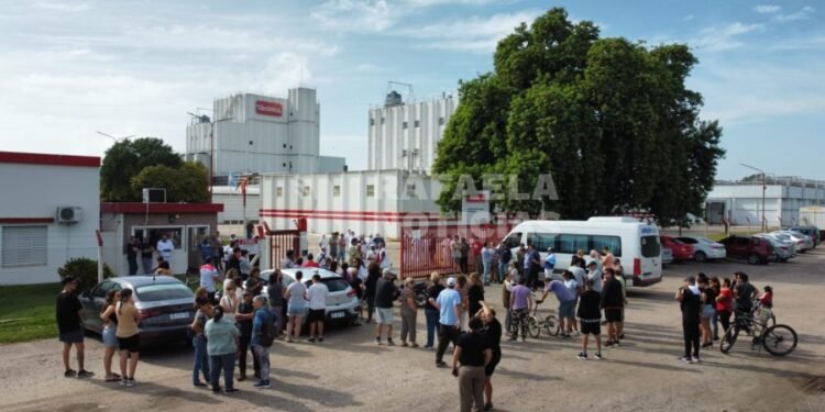 Lácteos Verónica: trabajadores y comunidad de Lehmann se movilizaron en defensa de las fuentes de trabajo
