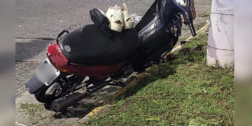 Grave accidente de moto en Bv. Santa Fe, una mujer fue trasladada inconsciente