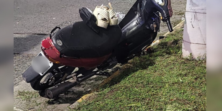 Grave accidente de moto en Bv. Santa Fe, una mujer fue trasladada inconsciente