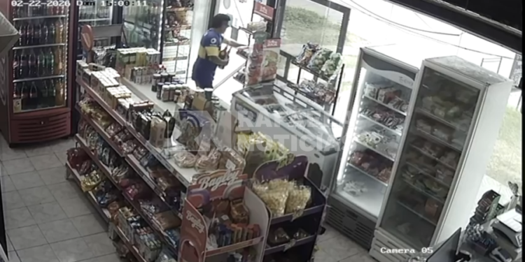 «Entraron a preguntar un precio y escaparon con la mercadería», indignación por un robo en Bv. Roca