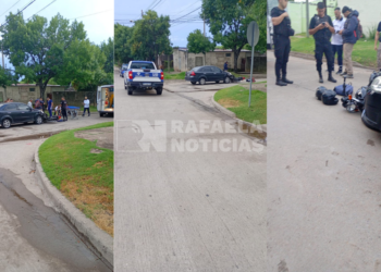 Impactante accidente en el oeste: un motociclista terminó debajo de un auto