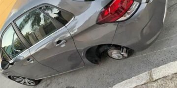 Barrio Mora: dejó el auto estacionado en la calle y le robaron una rueda