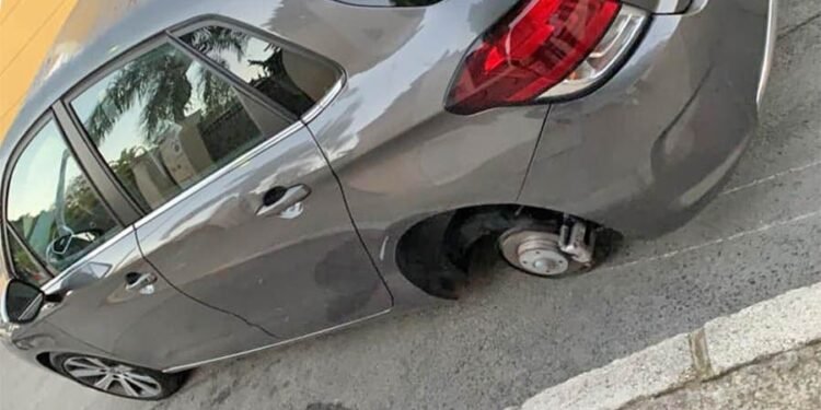 Barrio Mora: dejó el auto estacionado en la calle y le robaron una rueda