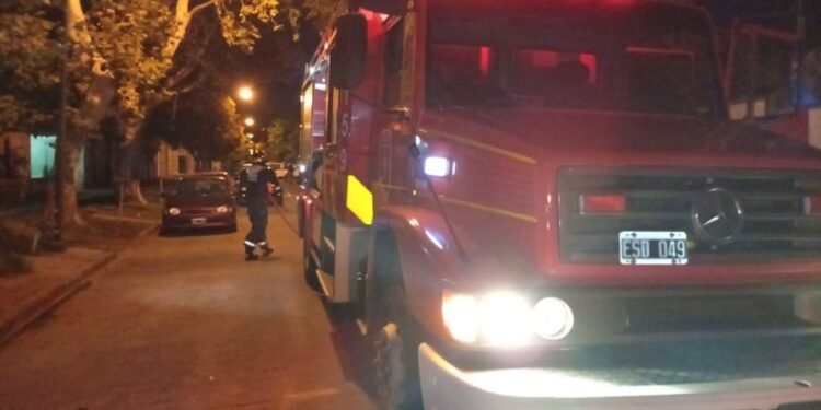 Madrugada de tensión por un incendio en una vivienda de calle Monte de Oca