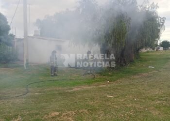 Incendio de pasturas y basura en el patio de una vivienda