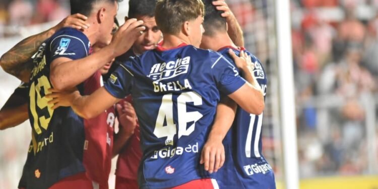 Unión ganó 4 a 0 a Gimnasia de Mendoza