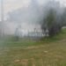 Incendio de pasturas y basura en el patio de una vivienda