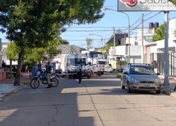 Tragedia en barrio Central Córdoba: una mujer perdió la vida en un choque entre una moto y un camión