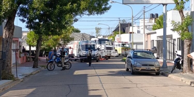 Tragedia en barrio Central Córdoba: una mujer perdió la vida en un choque entre una moto y un camión