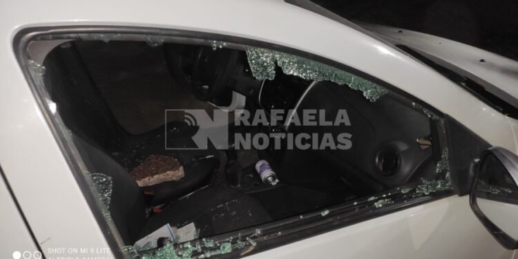 Rompieron el vidrio de un auto y robaron documentación en barrio Villa Rosas