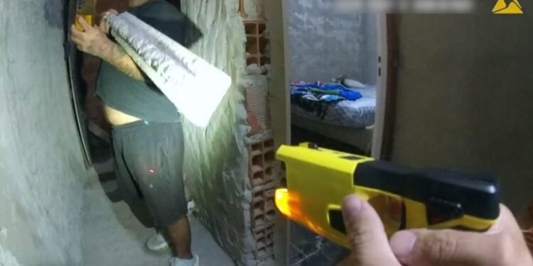 Rosario: efectivos utilizaron pistola Taser para neutralizar agresor en un caso de violencia de género