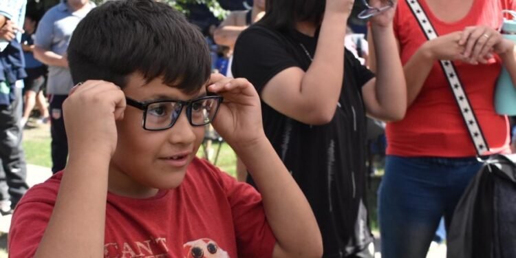Realizan controles oftalmológicos gratuitos para niños en barrios de Santa Fe