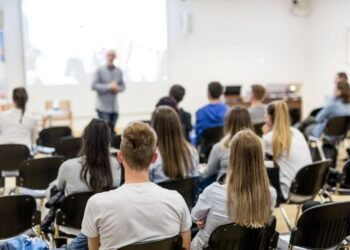 Caída del empleo en comercio y servicios: se perdieron más de 41 mil puestos en un año