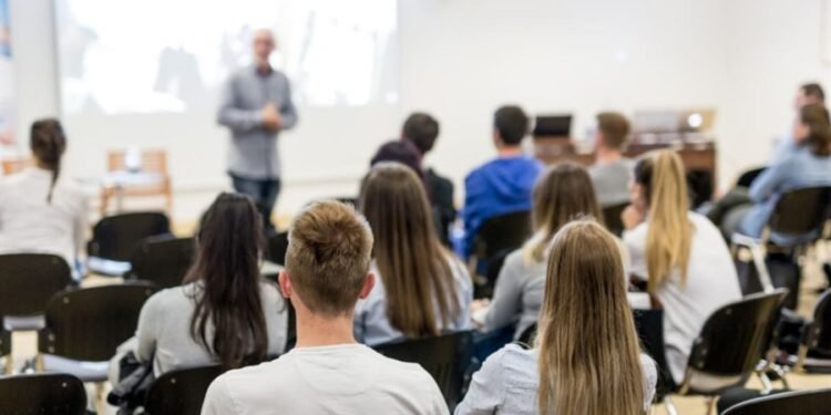 Caída del empleo en comercio y servicios: se perdieron más de 41 mil puestos en un año